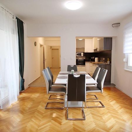 Arena Apartment With 3 Bedrooms In The City Center بولا المظهر الخارجي الصورة