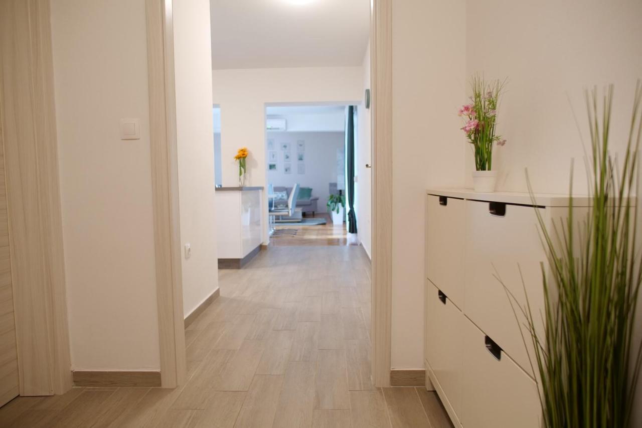 Arena Apartment With 3 Bedrooms In The City Center بولا المظهر الخارجي الصورة