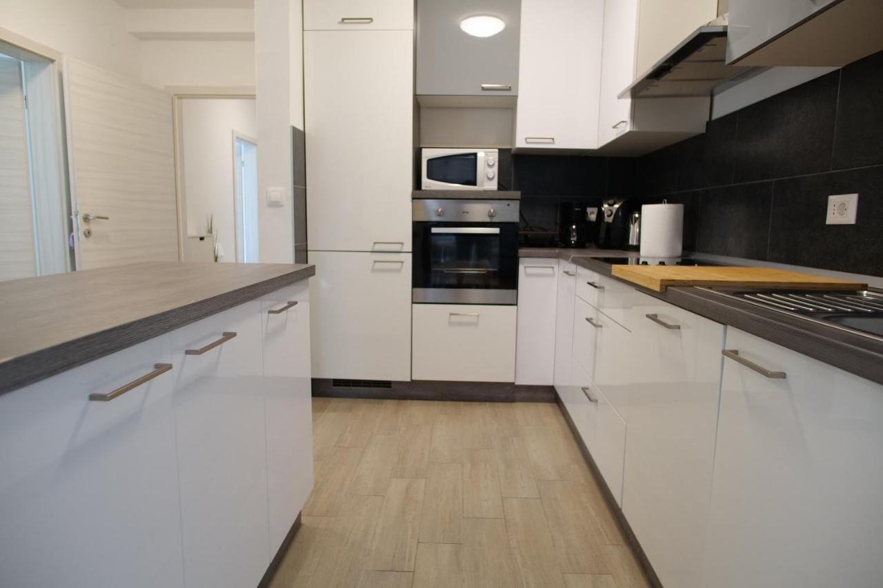 Arena Apartment With 3 Bedrooms In The City Center بولا المظهر الخارجي الصورة